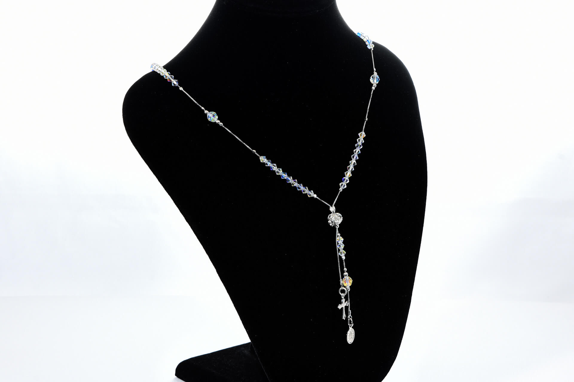 Rosenkranz-Halskette, in Italien handgefertigt aus rhodiniertem Silber  925/00, die Glasperlen sind aus Bicono-Schmuckkristallen