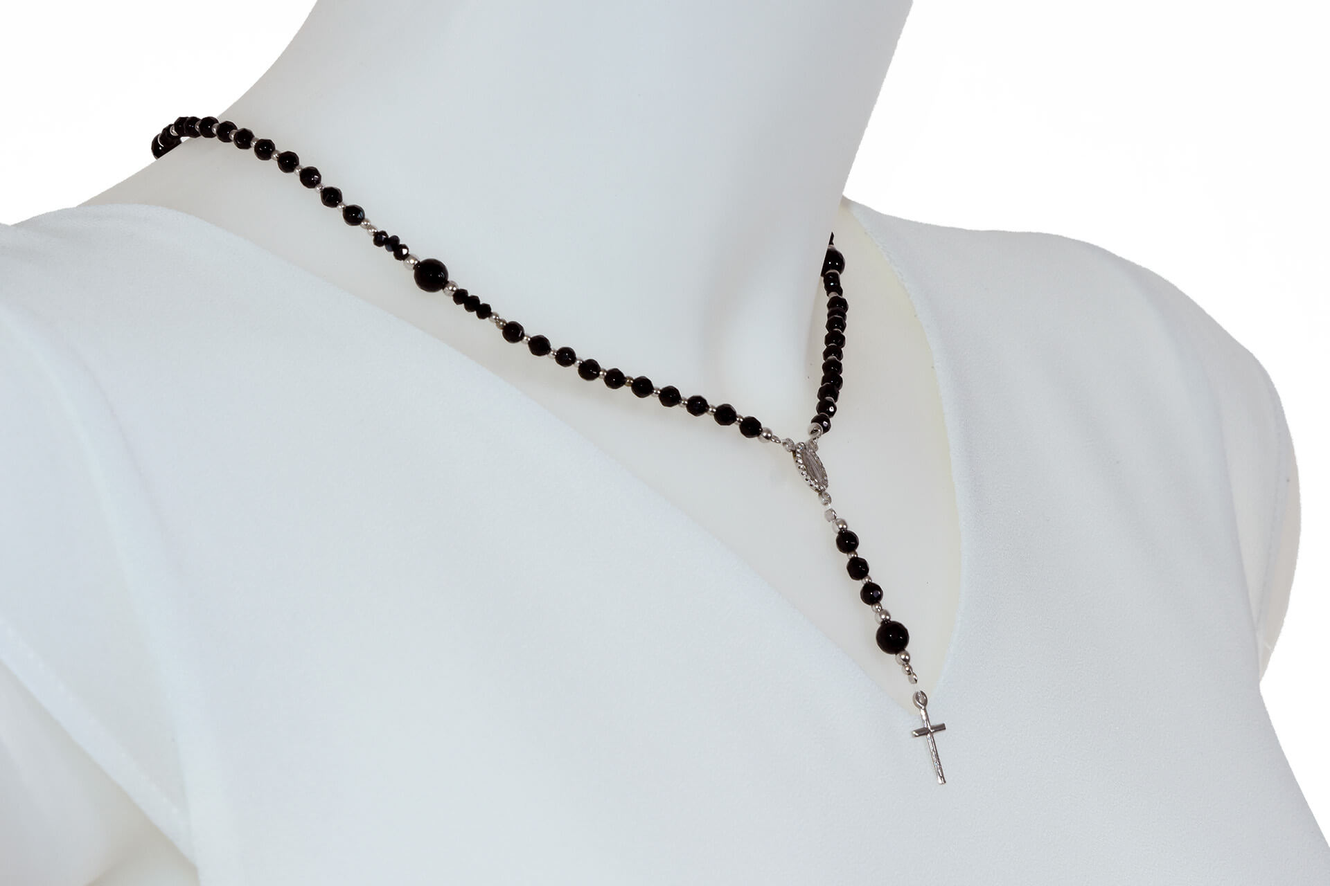 Rosenkranz-Halskette, in Italien handgefertigt aus rhodiniertem Silber 925/00,  die Perlen sind aus Onyx mit einem Durchmesser vo