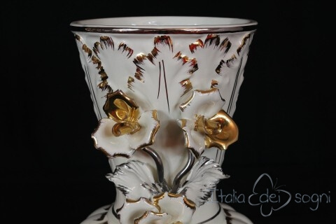 Vaso portafiori in ceramica in stile capodimonte moderno, fatto a mano in  Italia. Il vaso di forma classica gli dona snellezza e